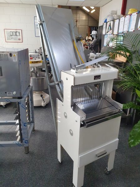 gebruikte VLB broodsnijmachine 14 mm. met glijgoot - Afbeelding 3